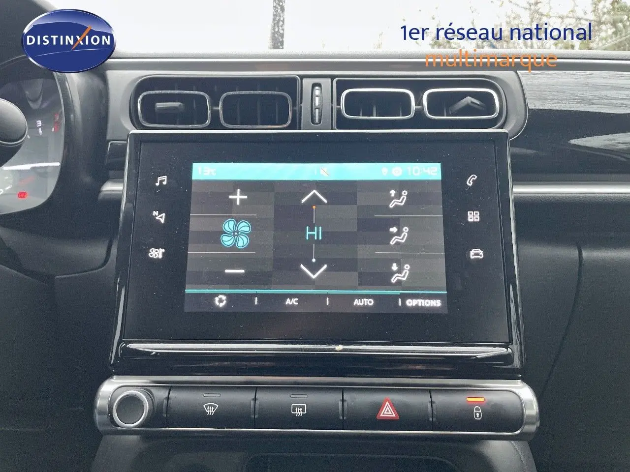 Tableau de bord de Citroën C3 2023 avec écran tactile affichant la climatisation, finition noire et grise.