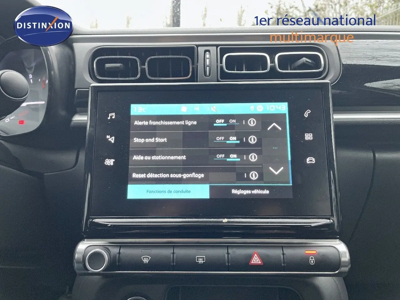 Écran tactile central avec réglages d’aide à la conduite dans l’habitacle d’une Citroën C3 gris acier toit noir 2023.