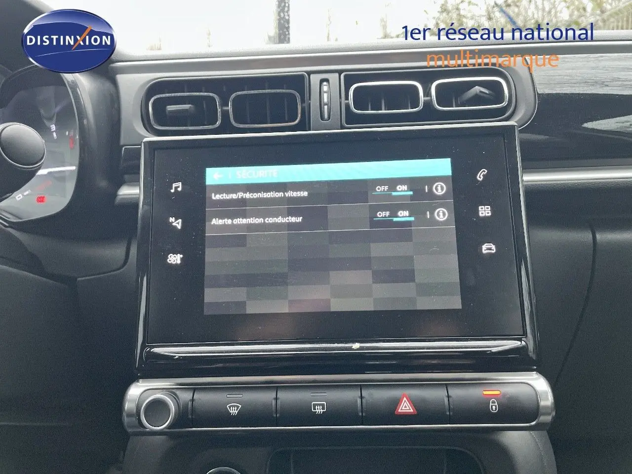 Écran tactile central avec réglages de sécurité sur le tableau de bord d'une Citroën C3 2023.