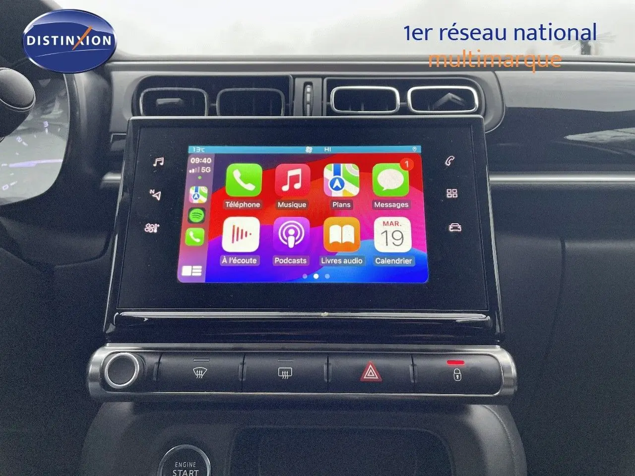 Tableau de bord de Citroën C3 2023 avec écran tactile central allumé, finition gris acier et toit noir visible en arrière-plan.