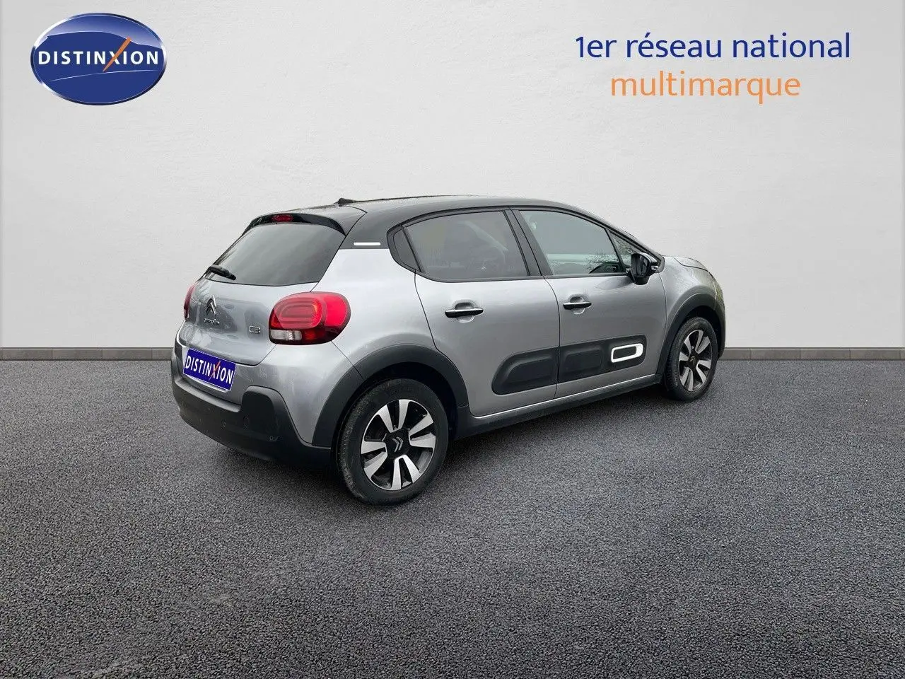 Citroën C3 2023 gris acier métal avec toit noir vue 3/4 arrière côté droit, soulignant les protections latérales noires.