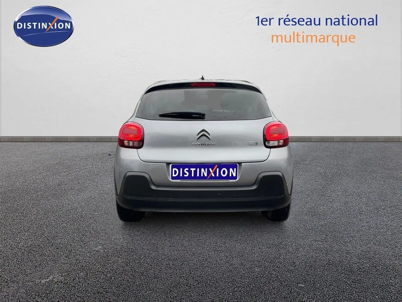 Vue arrière d'une Citroën C3 gris acier métal avec toit noir, mettant en valeur ses feux arrière rouges et son hayon compact.