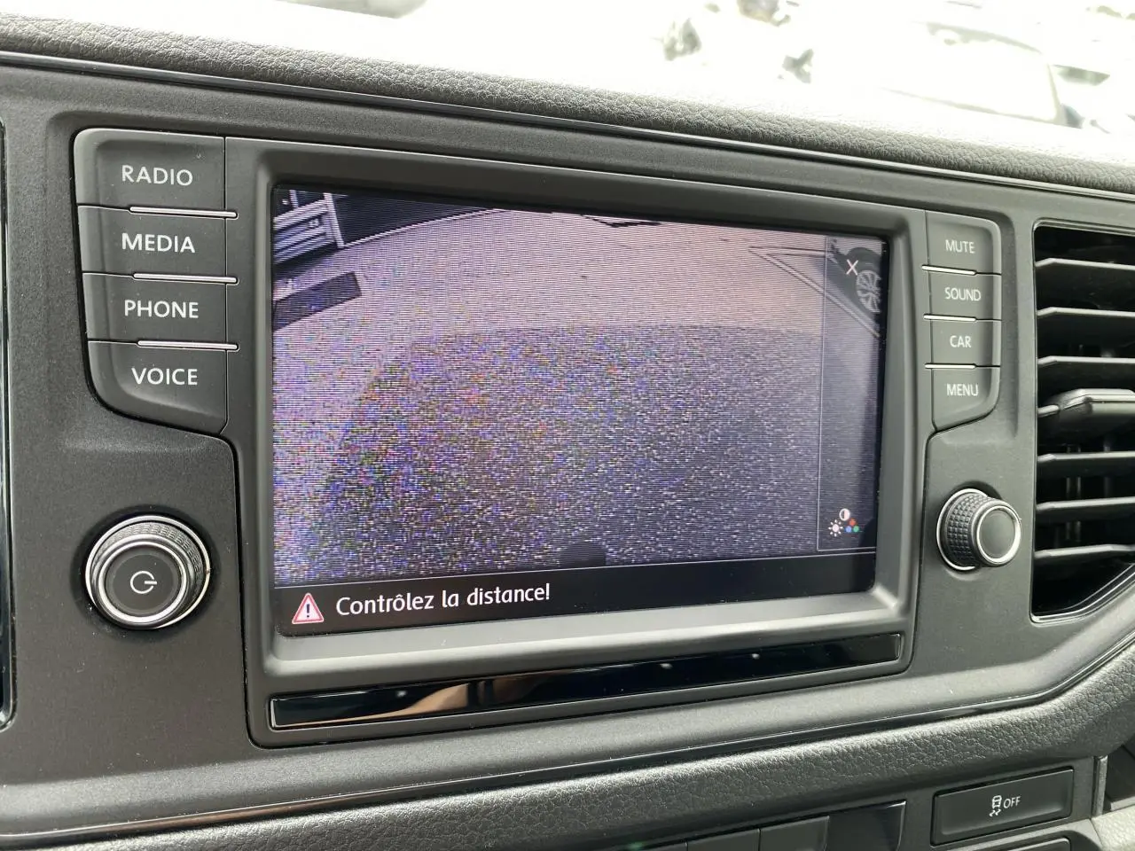 Écran tactile central du Volkswagen Crafter gris argent 2020 affichant la caméra de recul avec avertissement de distance.