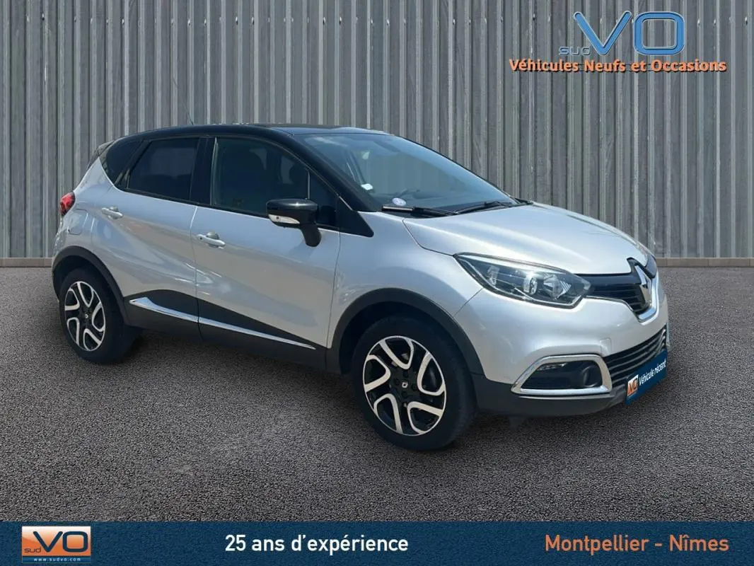 Renault Captur TCe 120 Energy Zen EDC gris clair en 3/4 avant droit avec jantes alliage et toit noir contrasté.