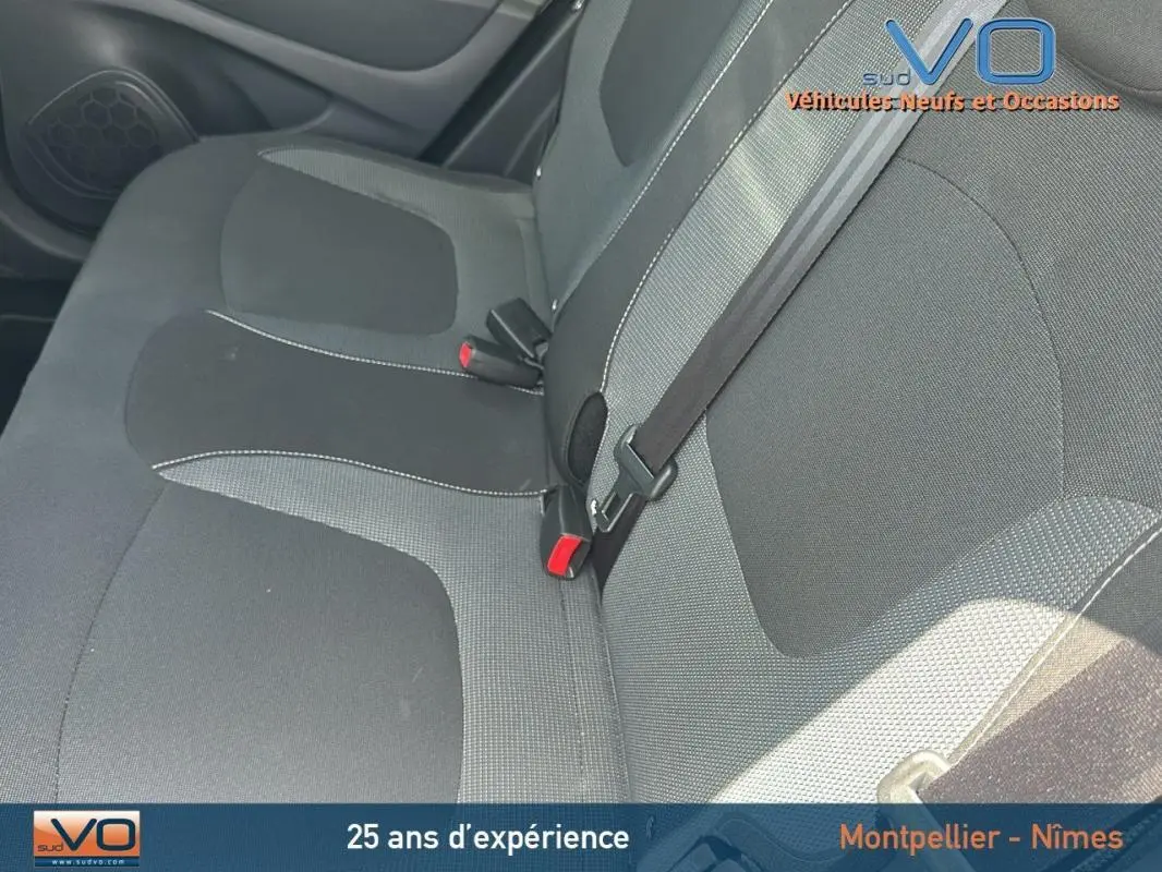 Vue rapprochée des sièges arrière gris foncé du Renault Captur TCe 120 Energy Zen EDC 2016, avec ceintures de sécurité visibles.