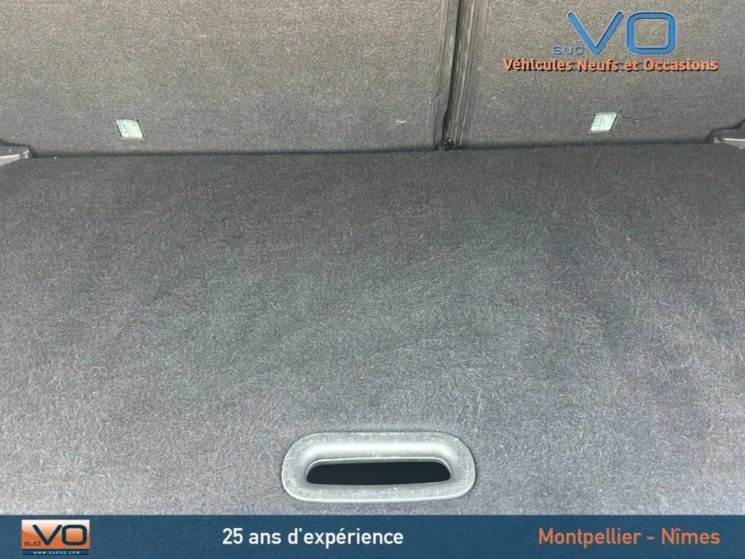 Cache bagages gris foncé du coffre d'un Renault Captur TCe 120 Energy Zen EDC 2016, vue intérieure rapprochée.