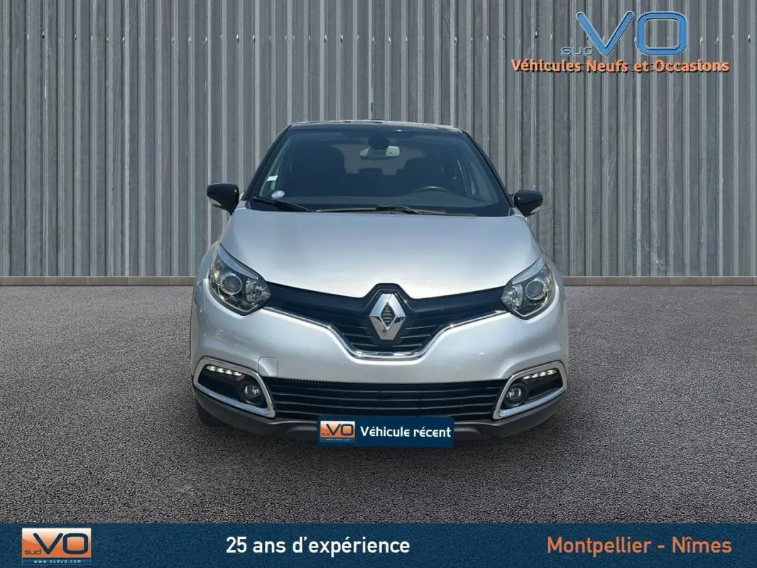 Vue frontale d'un Renault Captur gris clair 2016 avec phares antibrouillard et feux diurnes LED visibles.