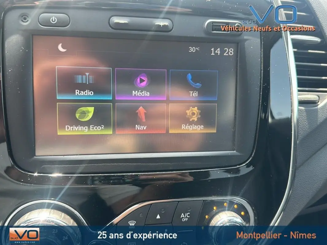 Écran tactile multimédia et commandes de climatisation du Renault Captur gris clair, vue intérieure centrale.