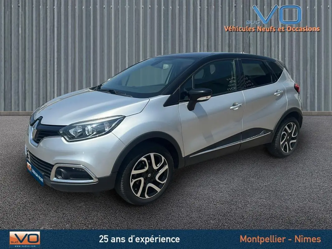 Renault Captur TCe 120 Energy Zen EDC gris clair en 3/4 avant droit avec jantes alliage et toit noir contrasté
