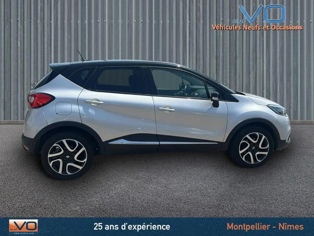Profil côté gauche d'un Renault Captur gris clair 2016 avec jantes alliage 16 pouces et toit noir contrasté.