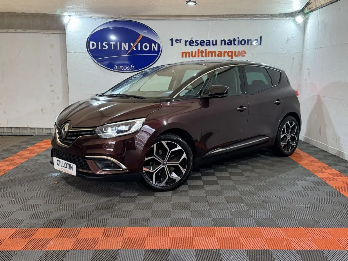 Renault Scénic Intens TCe 160 rouge foncé vue 3/4 avant en intérieur avec jantes alliage et phares LED.