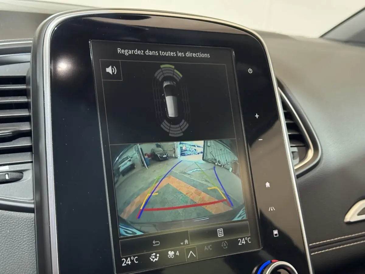Écran tactile central affichant la caméra de recul et les capteurs de stationnement du Renault Scénic Intens rouge 2021.