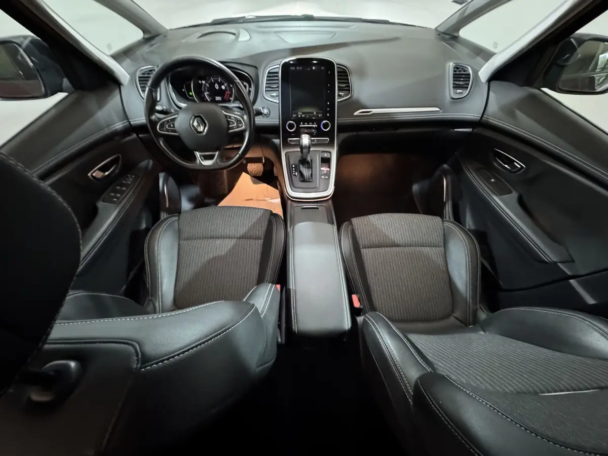 Intérieur noir du Renault Scénic Intens 2021, vue frontale du tableau de bord avec écran tactile vertical et volant multifonction.