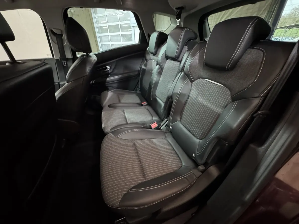 Vue intérieure côté droit des sièges arrière en tissu et cuir noir du Renault Scénic Intens rouge 2021.