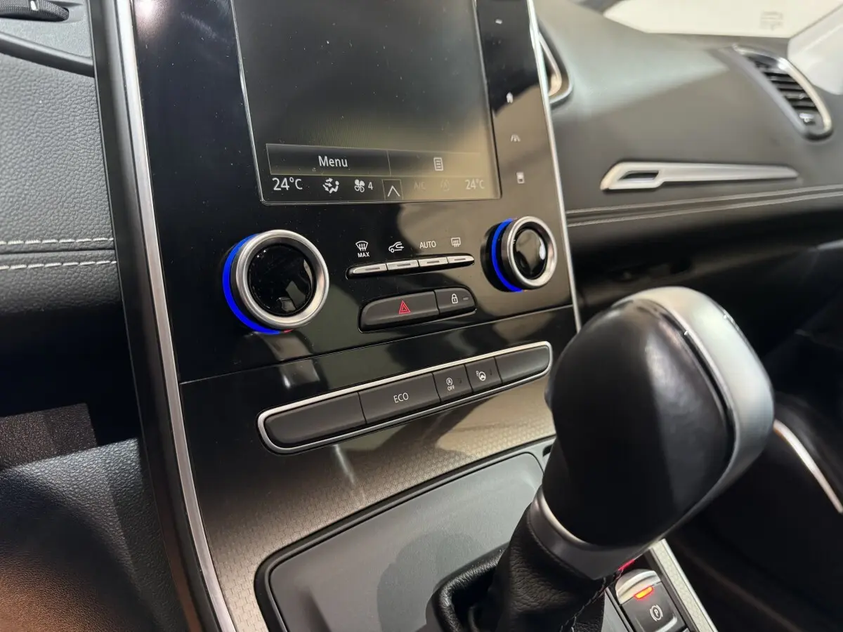 Gros plan sur la console centrale noire du Renault Scénic Intens rouge 2021, avec levier de boîte auto et écran tactile.