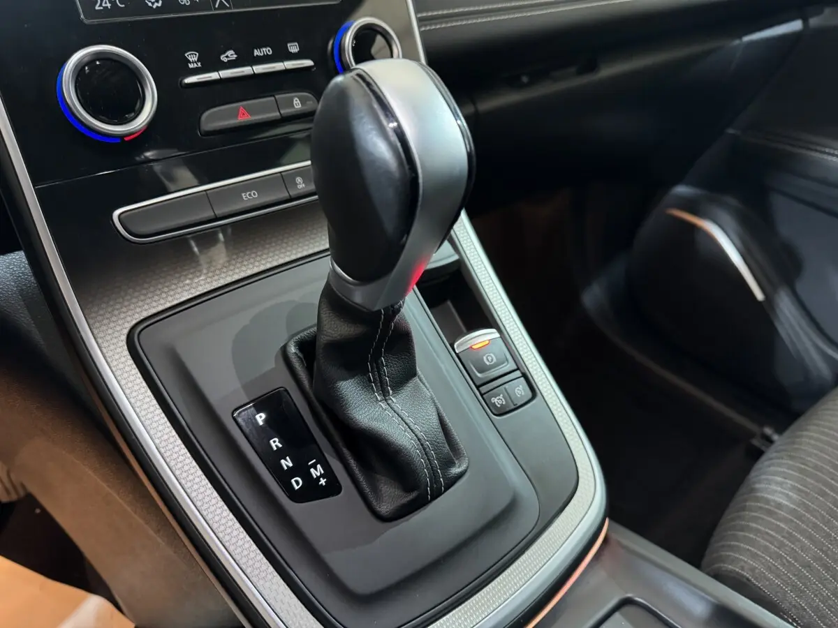 Le levier de vitesse automatique noir du Renault Scénic Intens TCe 160 EDC 2021 vu en gros plan côté passager.