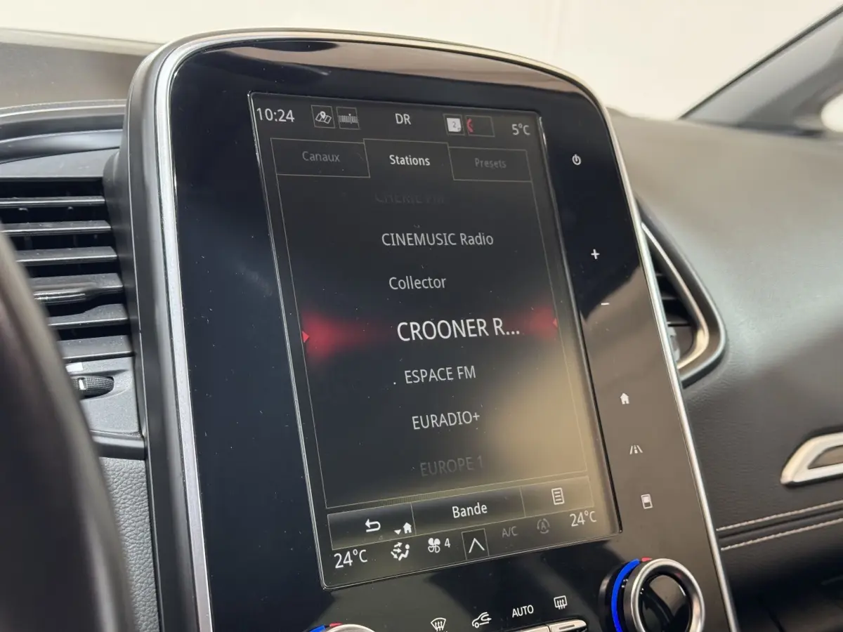 Écran tactile central du tableau de bord du Renault Scenic Intens rouge 2021, affichant les stations radio.