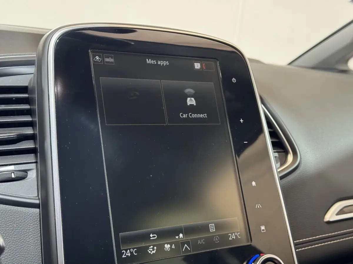 Écran tactile central du tableau de bord du Renault Scénic Intens rouge 2021, vue intérieure côté passager.