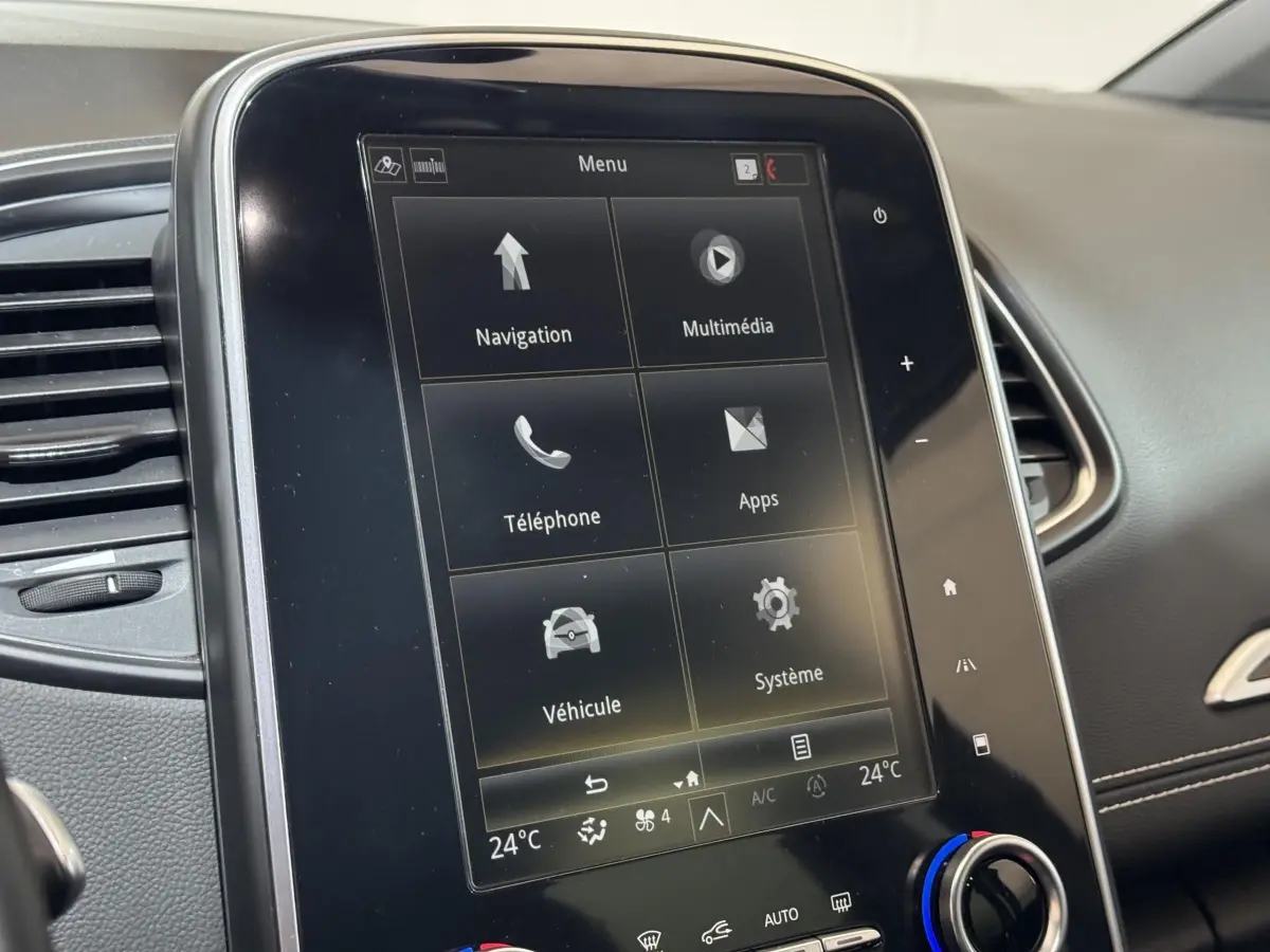 Écran tactile central affichant le menu principal dans l'habitacle du Renault Scénic Intens rouge de 2021.