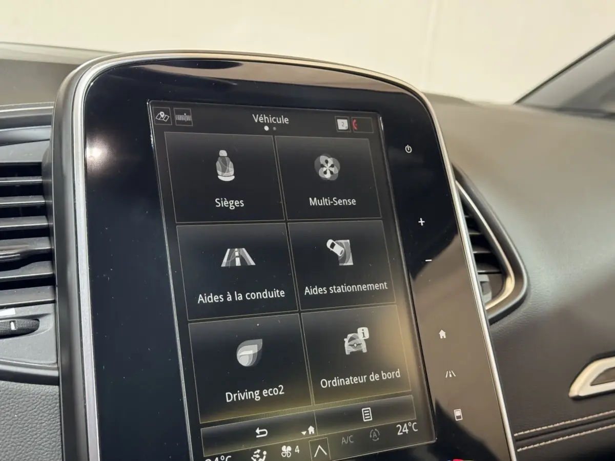 Écran tactile central du tableau de bord du Renault Scénic Intens rouge 2021, vue intérieure côté passager.