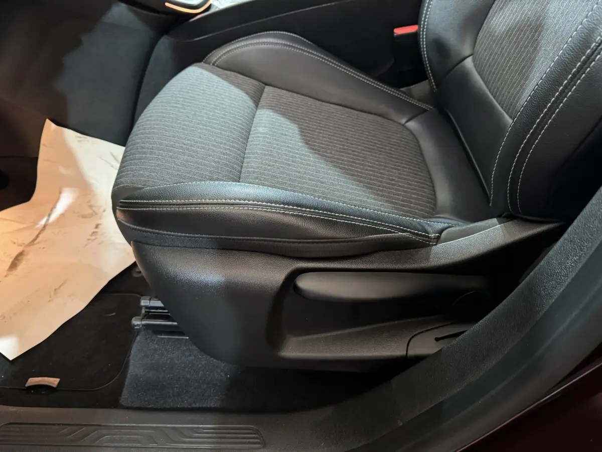 Gros plan sur le siège avant droit en tissu et cuir noir du Renault Scénic Intens rouge 2021, intérieur soigné.