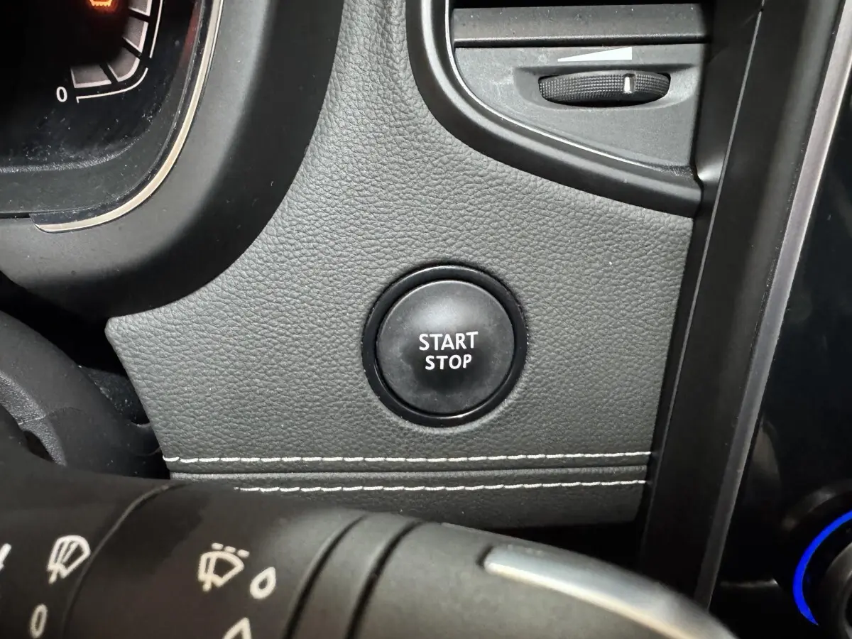 Bouton démarrage/arrêt noir sur tableau de bord en cuir gris avec surpiqûres blanches, Renault Scenic Intens 2021.