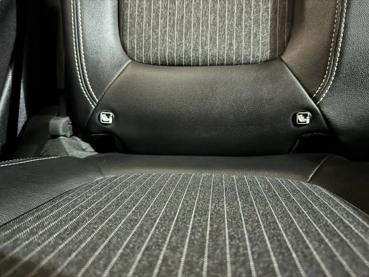 Gros plan sur la banquette arrière en cuir noir et tissu rayé du Renault Scénic Intens TCe 160 EDC 2021.