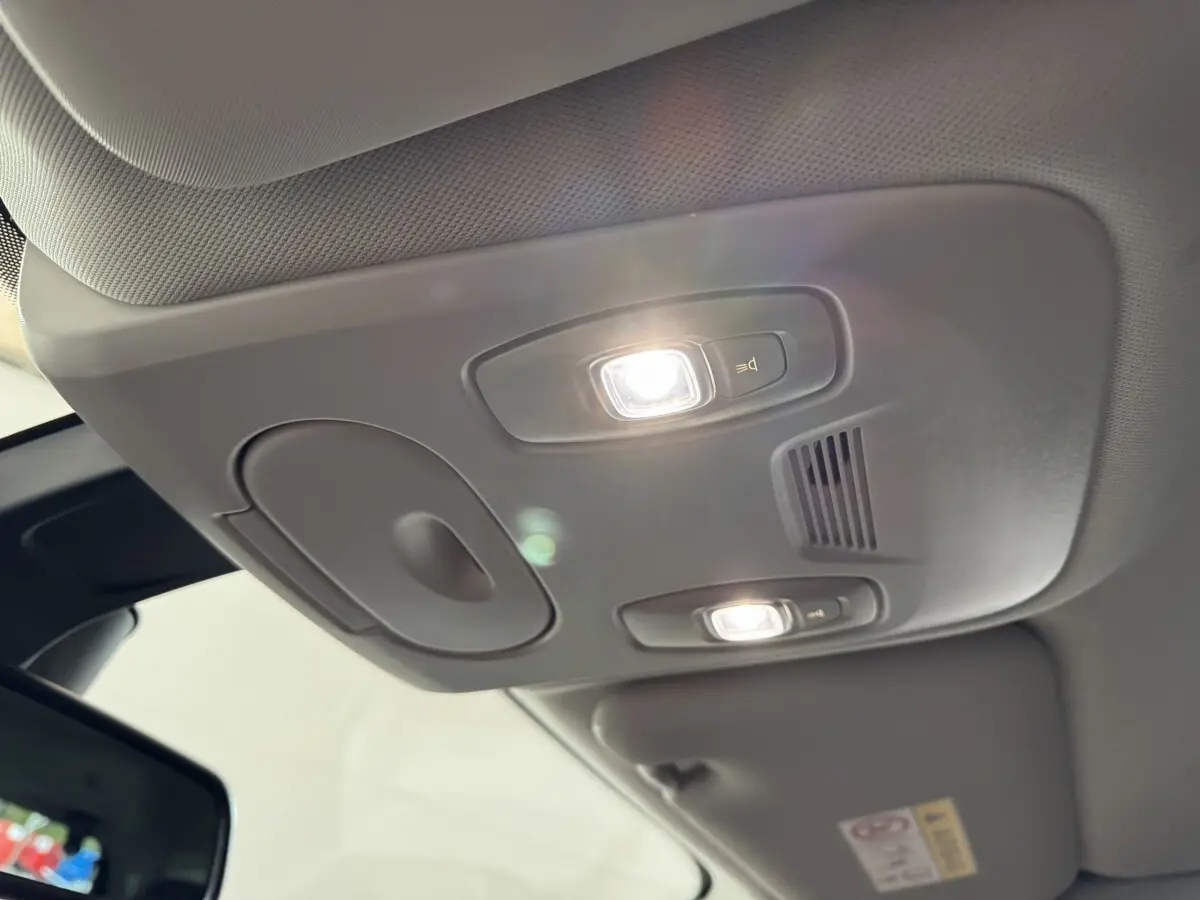Plafonnier intérieur gris avec éclairage LED activé sur Renault Scenic Intens 2021, vue du siège avant côté conducteur.