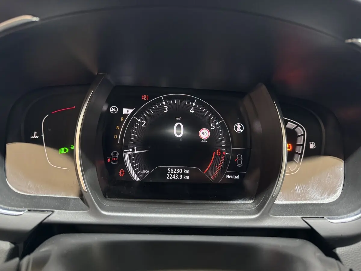 Tableau de bord numérique du Renault Scénic Intens 2021, affichage vitesse, compte-tours et indicateurs divers.