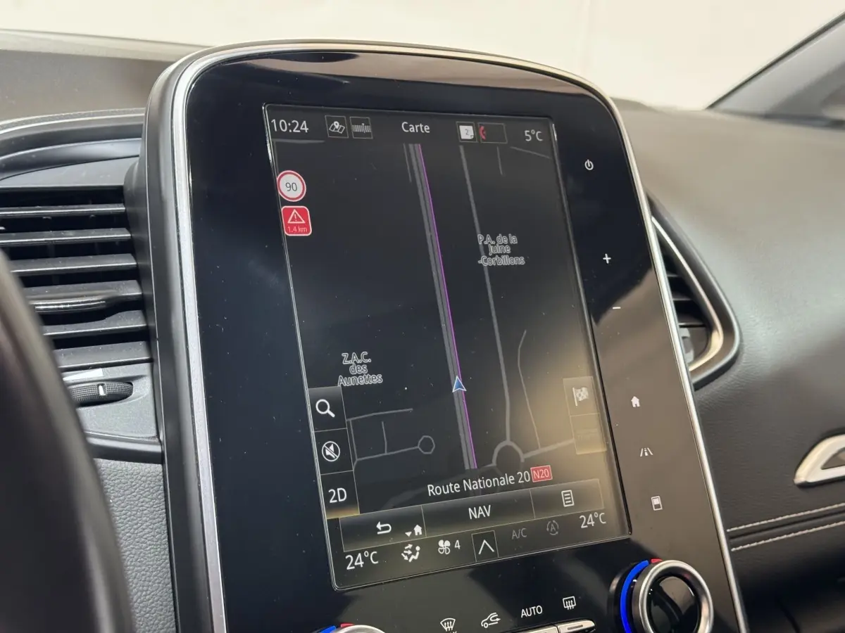 Écran tactile central du tableau de bord du Renault Scénic Intens 2021, affichant la navigation GPS en mode carte.