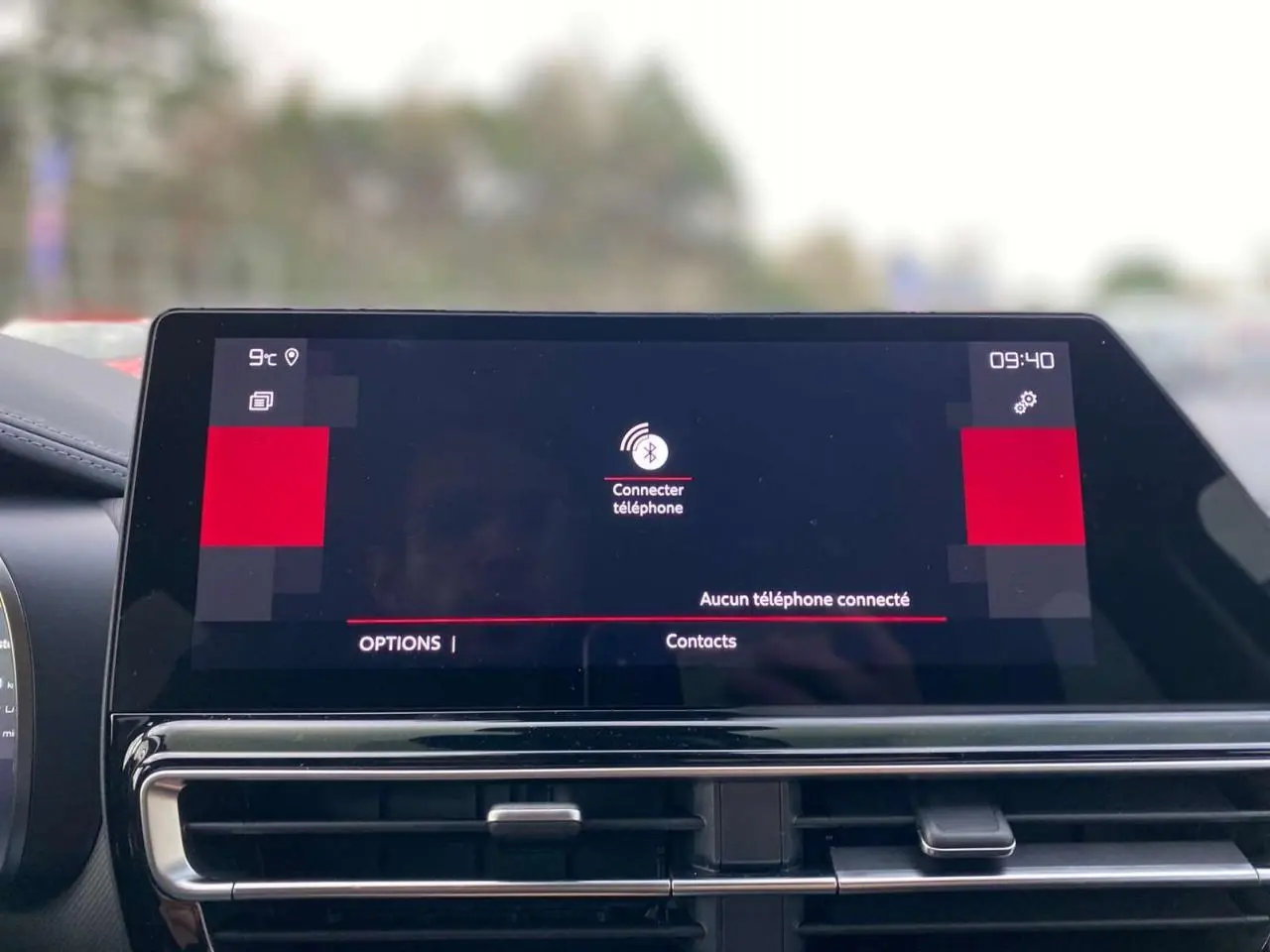 Écran tactile central du tableau de bord de la Citroën C5 Aircross 2025 affichant la connexion Bluetooth, intérieur noir.