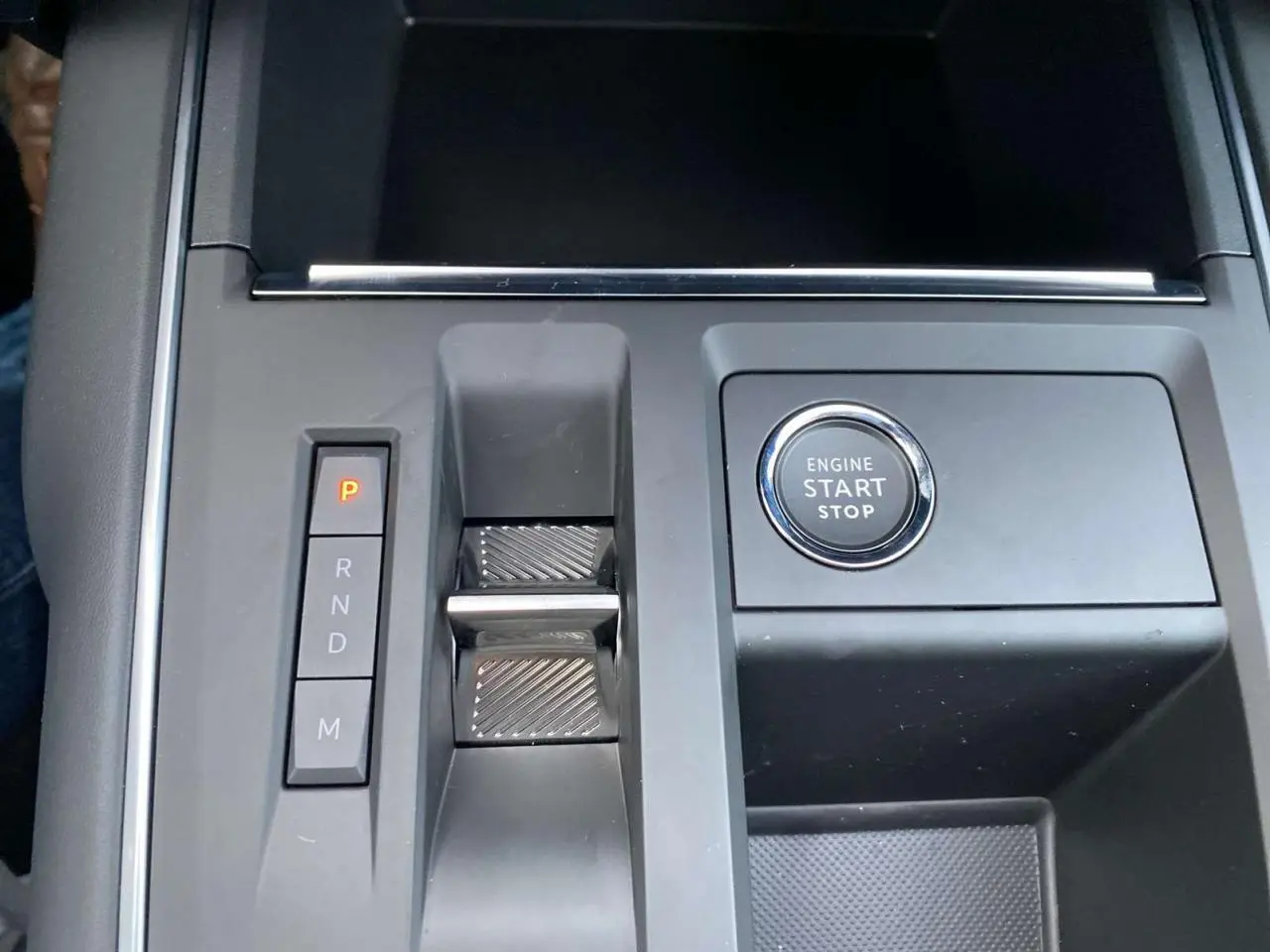 Gros plan sur la console centrale du Citroën C5 Aircross 2025, montrant la molette de sélection de vitesse et le bouton start/stop.