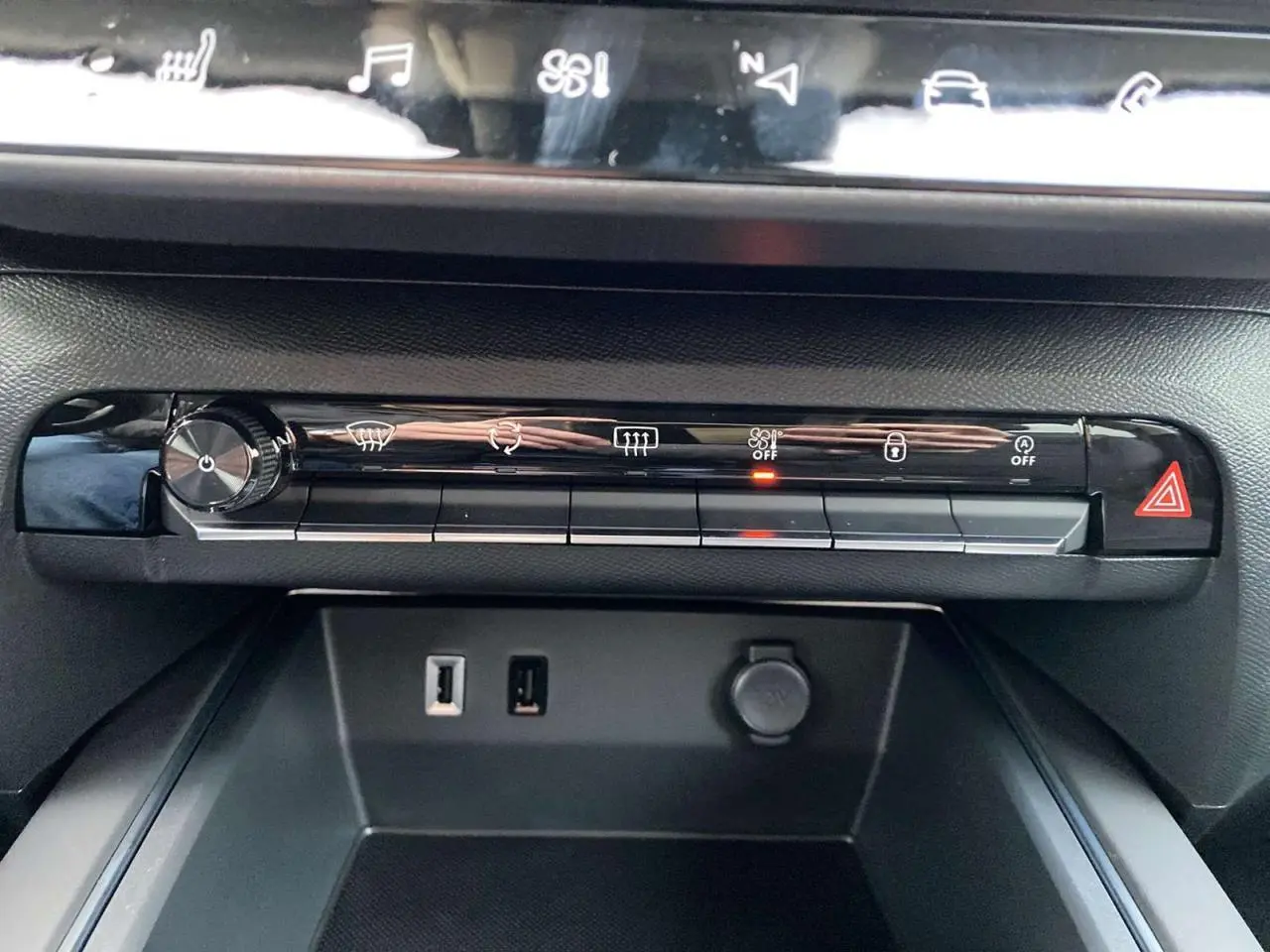 Vue rapprochée de la console centrale du Citroën C5 Aircross 2025, avec commandes climatisation et prises USB visibles.