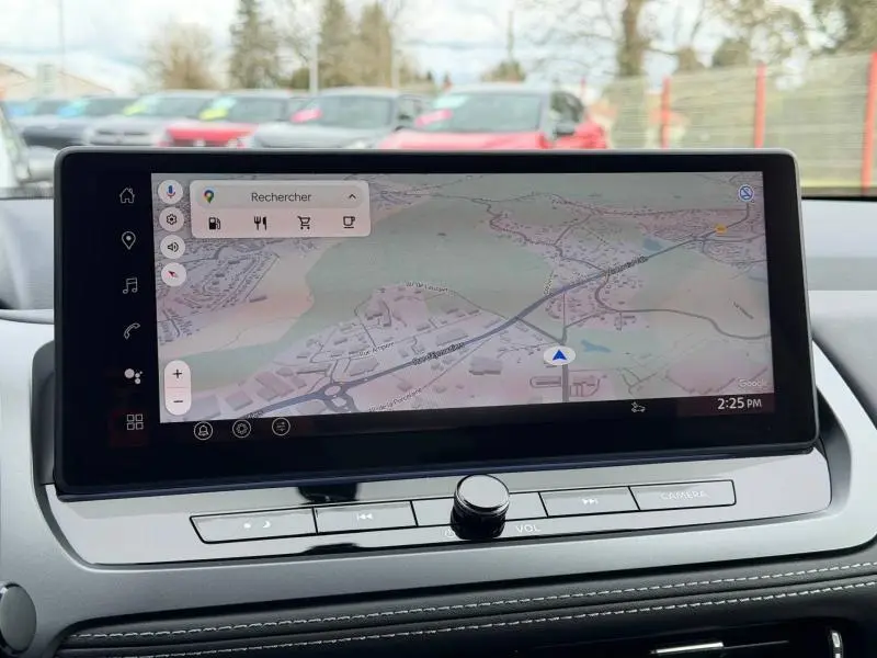 Écran tactile central affichant la navigation GPS dans l'habitacle du Nissan Qashqai Hybrid e-POWER 2025.