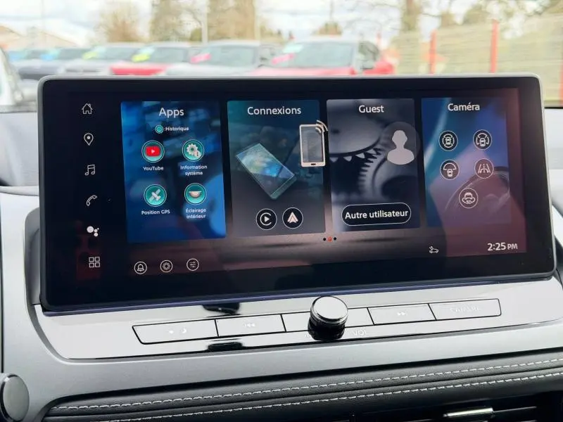 Écran tactile central du Nissan Qashqai Hybrid e-POWER 2025 affichant les menus Apps, Connexions, Guest et Caméra.