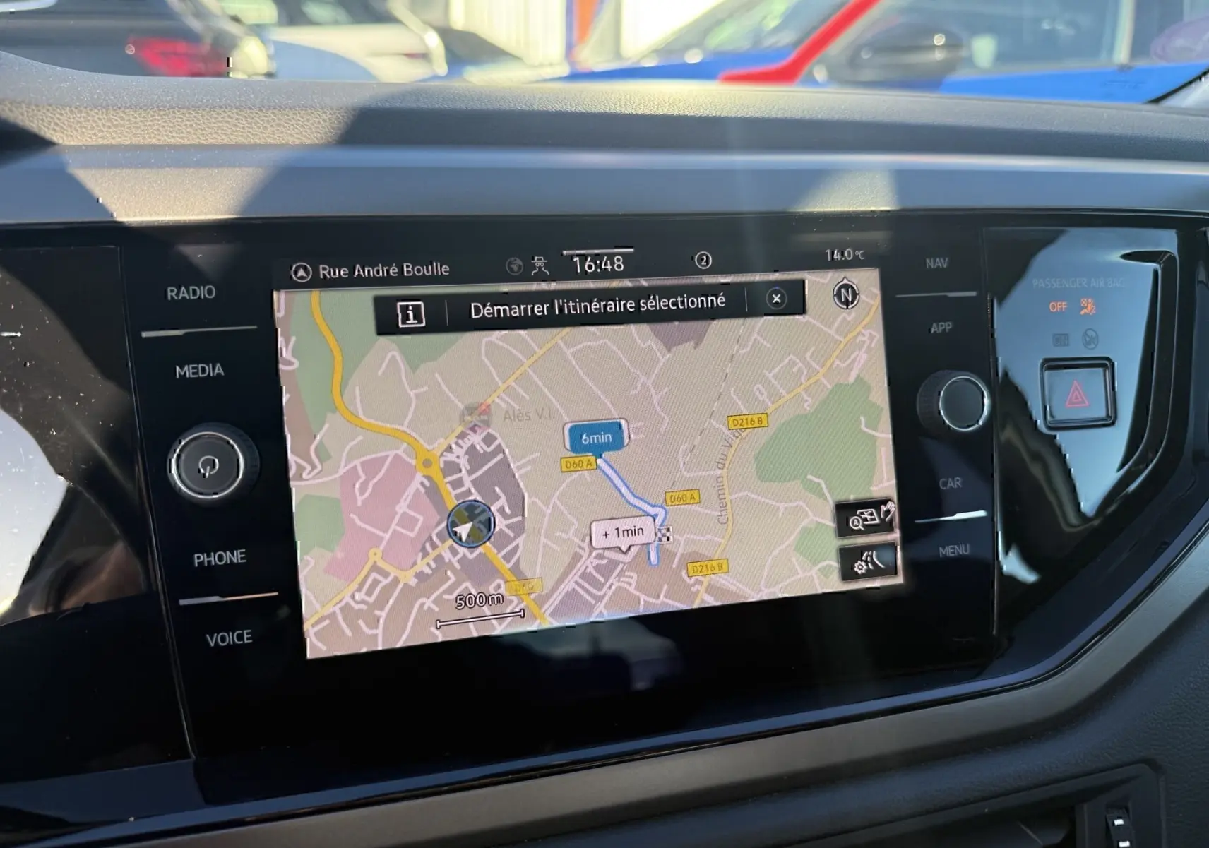 Vue rapprochée de l’écran tactile du GPS dans le tableau de bord d’une Volkswagen Polo gris métal 2021.