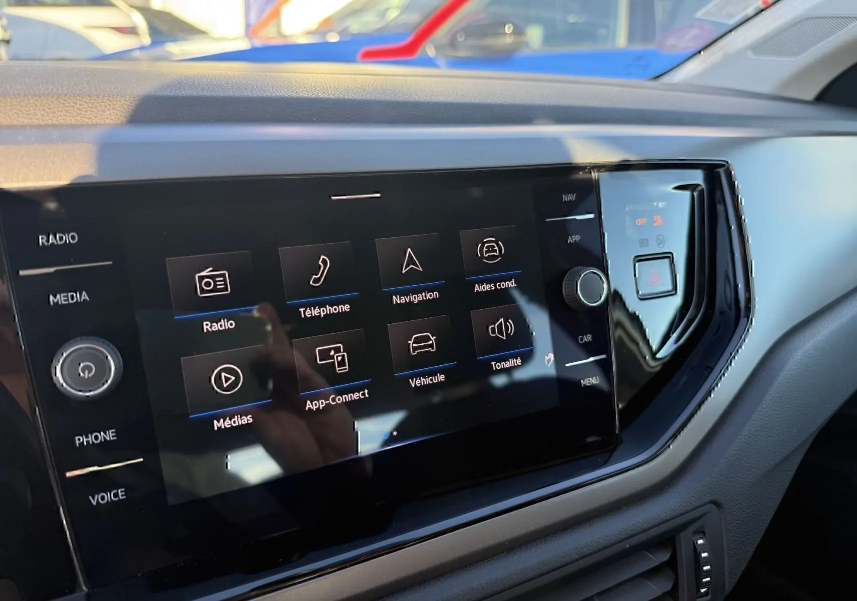 Vue rapprochée de l’écran tactile central noir du tableau de bord de la Volkswagen Polo gris métal 2021.