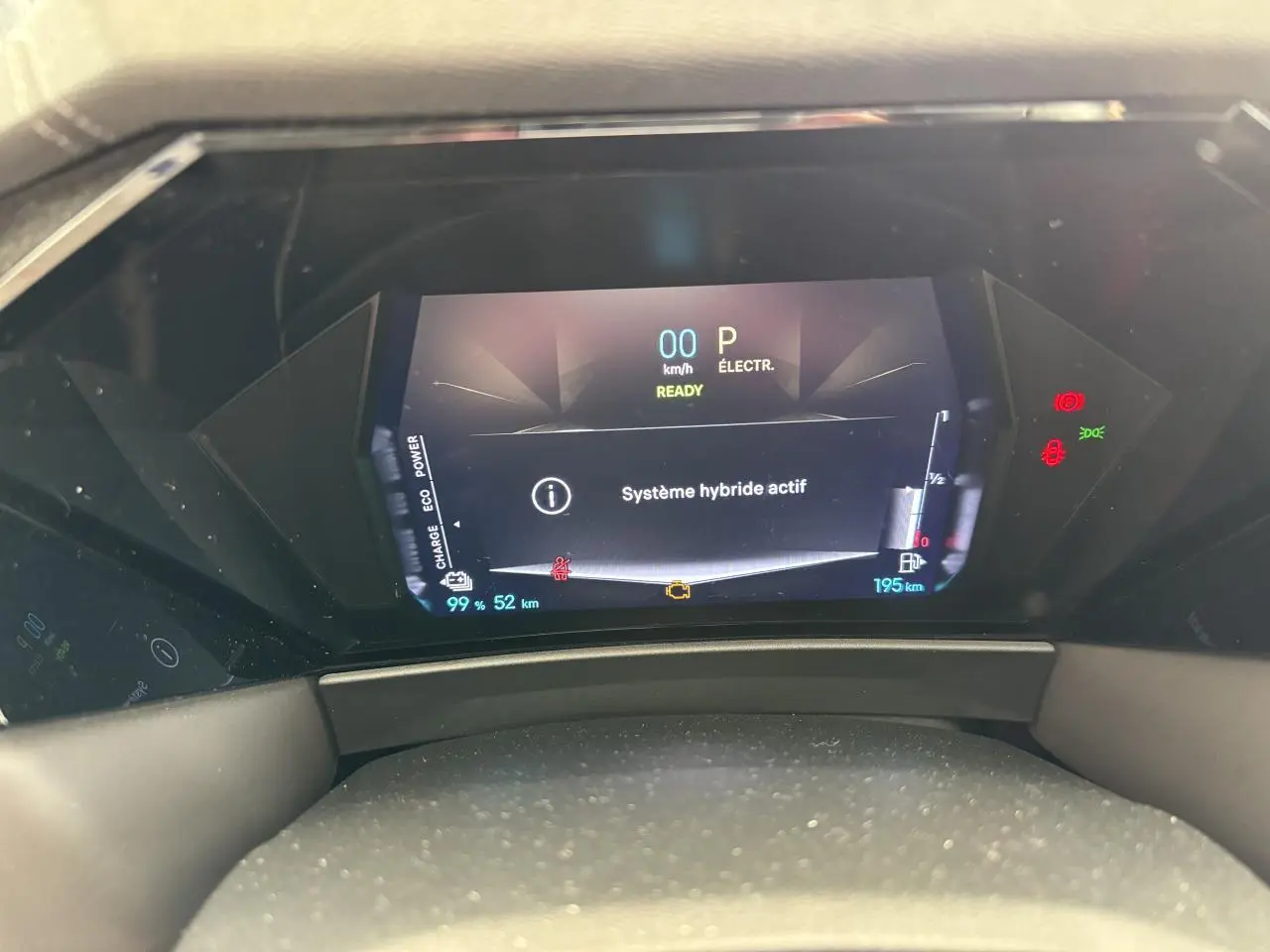 Vue rapprochée du combiné d'instrumentation numérique du DS4 E-Tense 2023 affichant le système hybride actif.