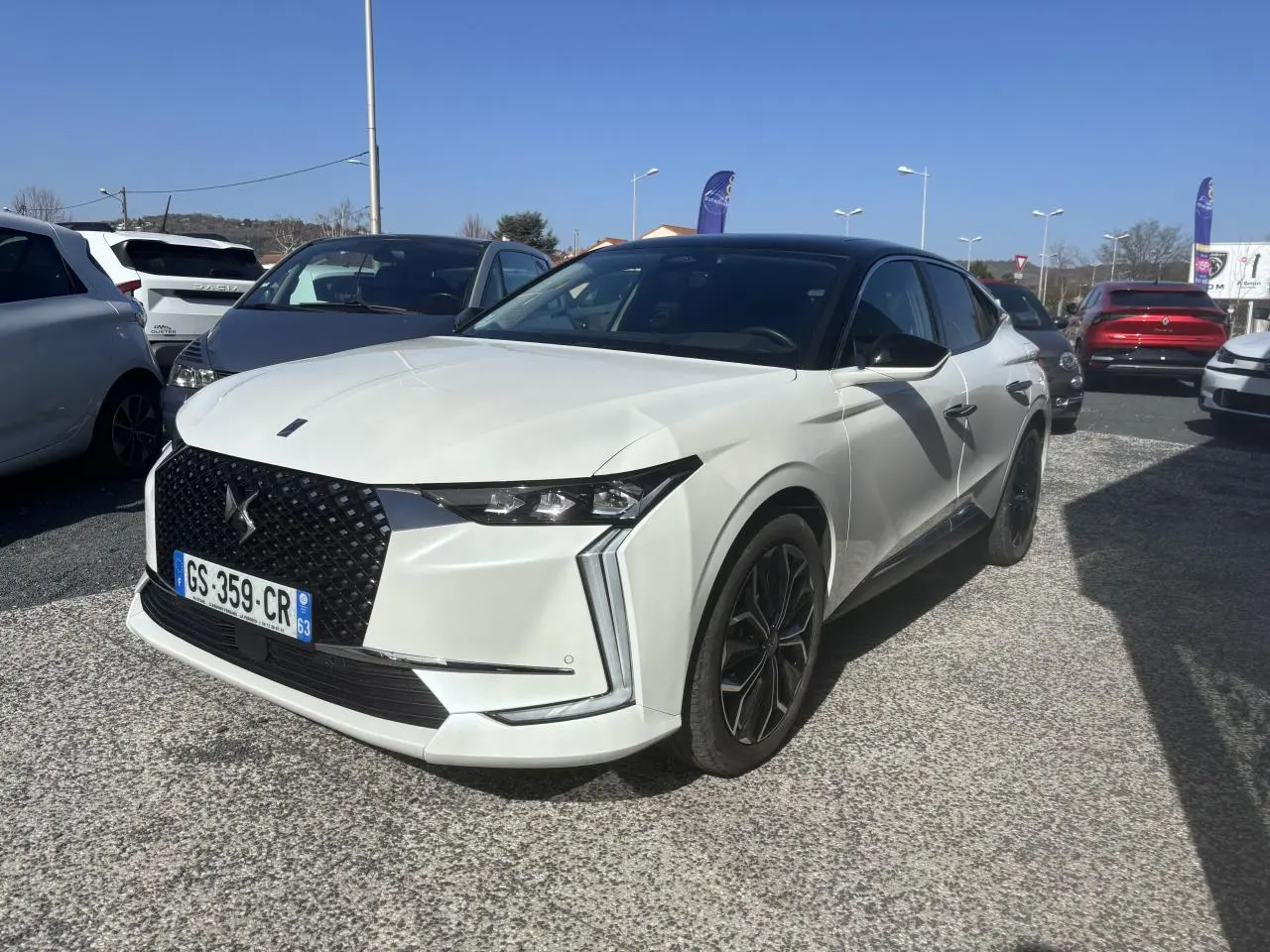DS4 E-Tense 2023 vue 3/4 avant en blanc avec toit noir Perla Nera et calandre DS Wings chromée.