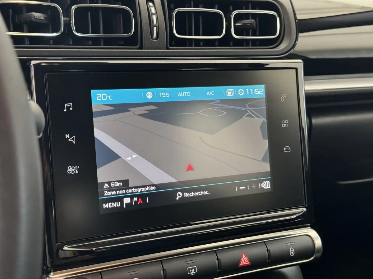 Écran tactile central affichant la navigation 3D dans l’habitacle noir de la Citroën C3 gris foncé.