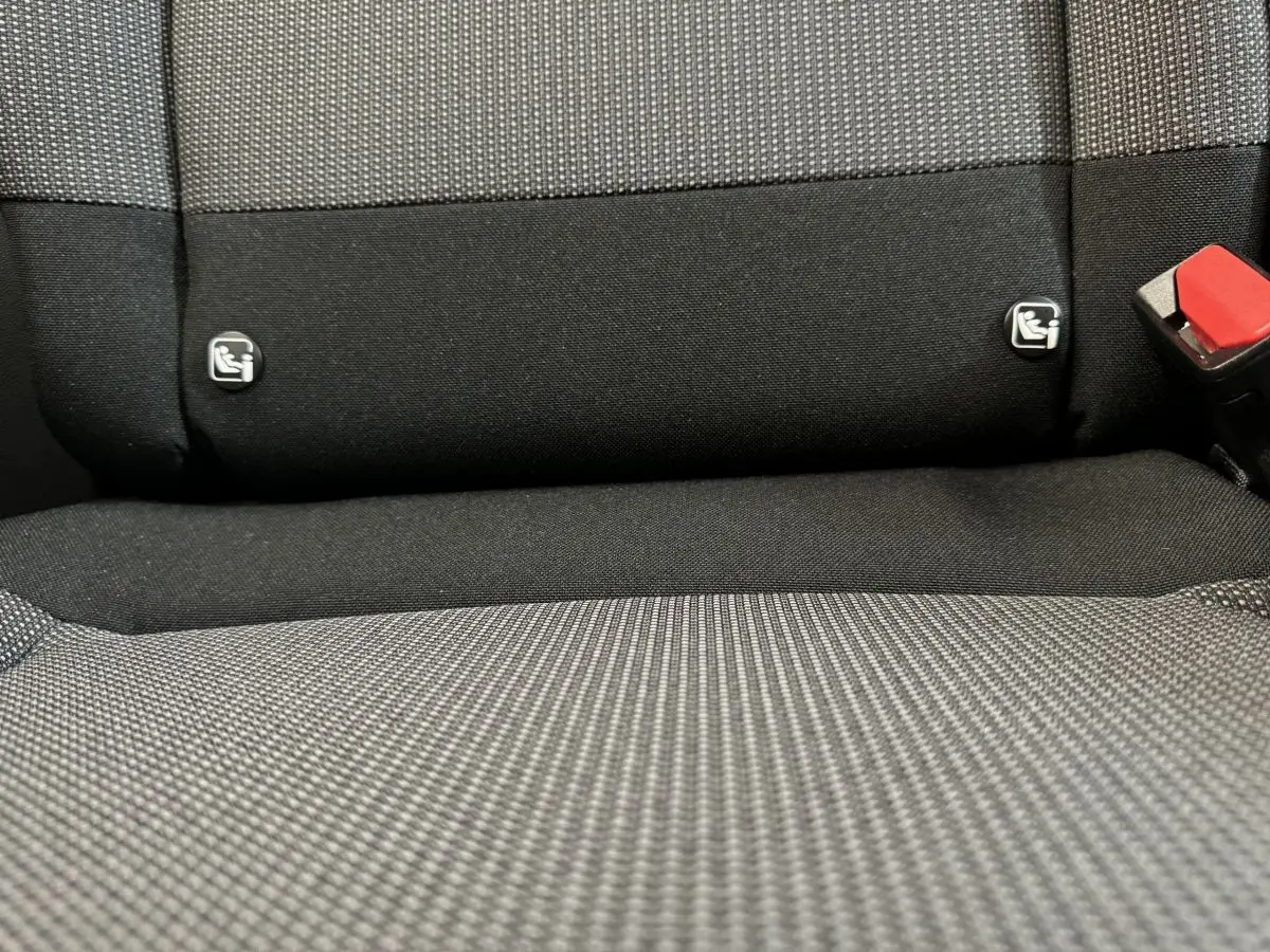 Gros plan sur la banquette arrière gris foncé de la Citroën C3 2020 avec fixations Isofix visibles et ceinture rouge.