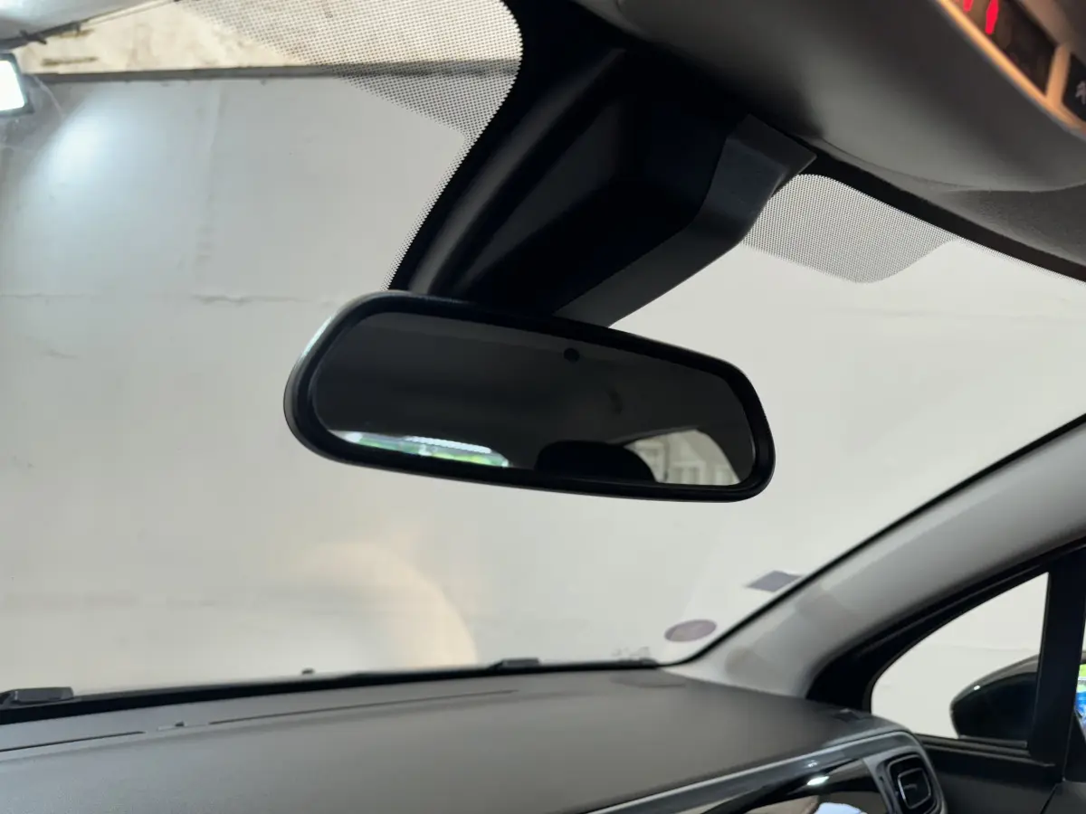 Vue intérieure du tableau de bord et rétroviseur central d'une Citroën C3 gris foncé, version 2020 Shine Business.