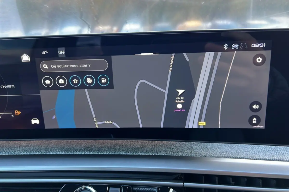 Écran tactile central du tableau de bord du Peugeot 3008 Hybrid 145 GT avec navigation GPS affichée.