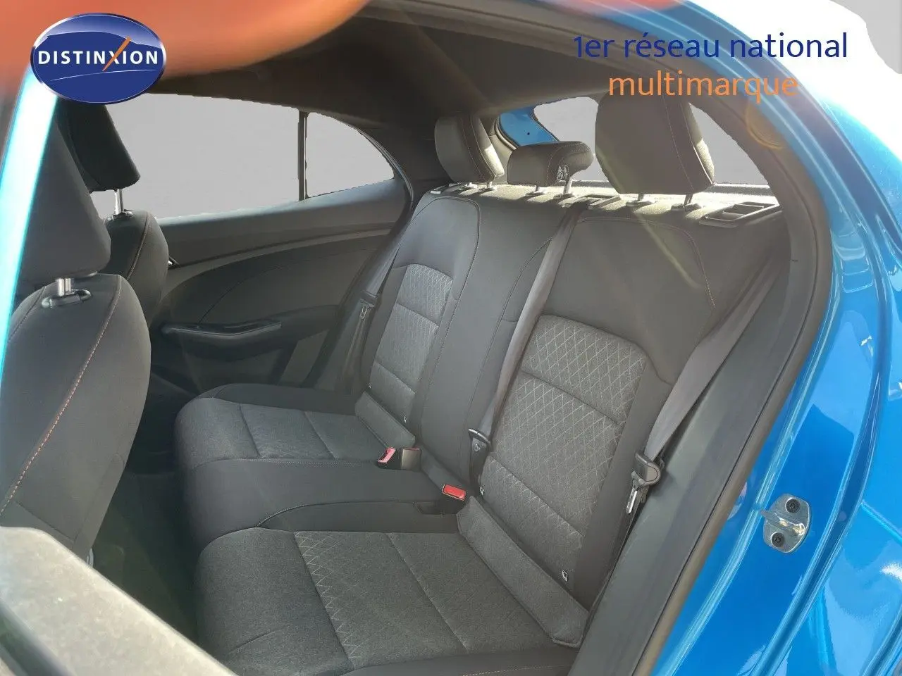 Vue intérieure arrière côté droit de la MG3 2025 en bleu Como, montrant les sièges arrière en tissu noir avec surpiqûres.