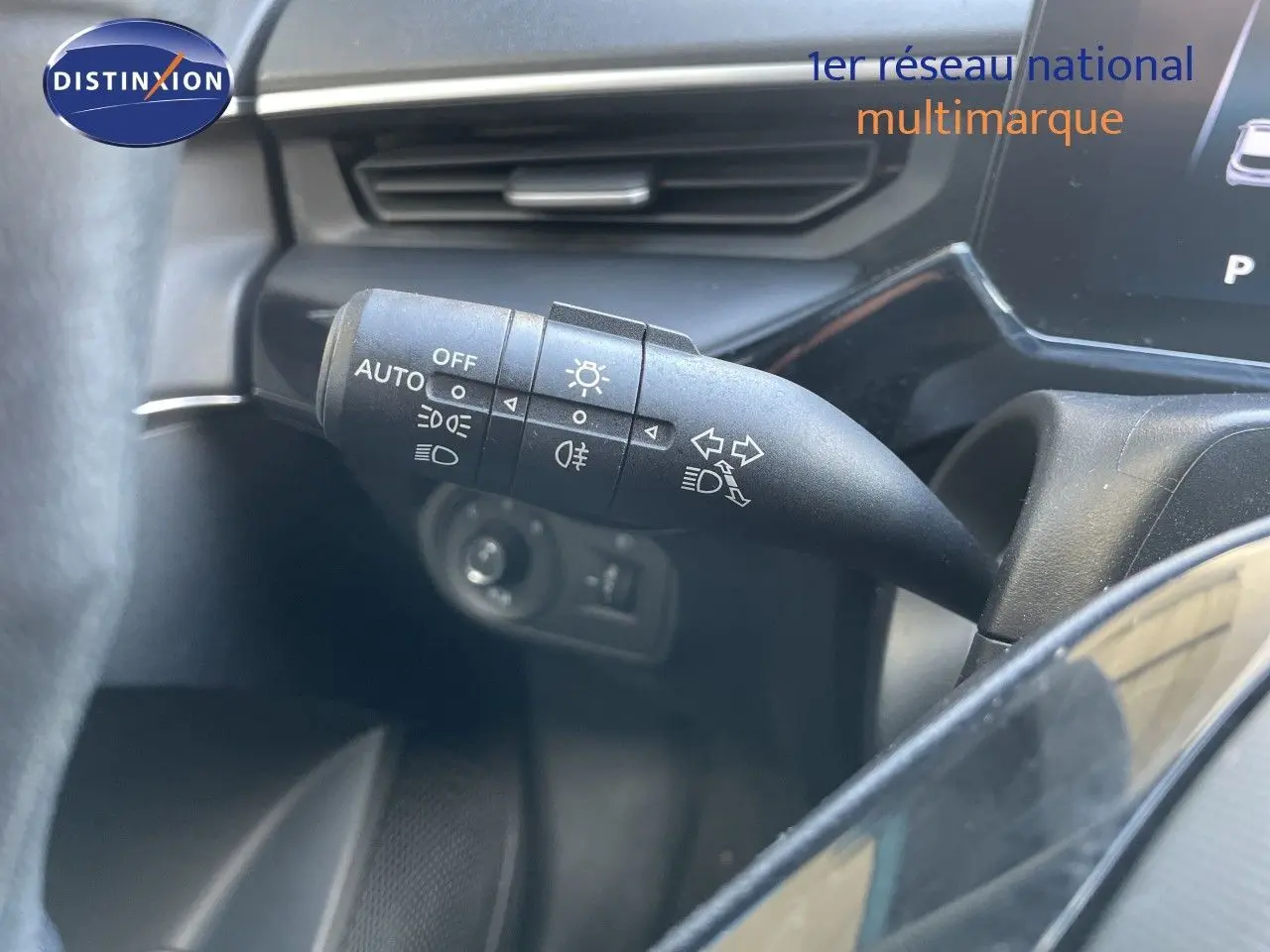 Gros plan sur la commande des feux et clignotants côté gauche du tableau de bord intérieur du MG3 2025 en Como Blue Metal.