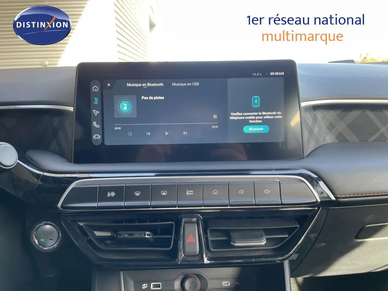 Vue intérieure du tableau de bord du MG3 2025, écran tactile central affichant la musique Bluetooth, finition noire avec surpiqûres marron.