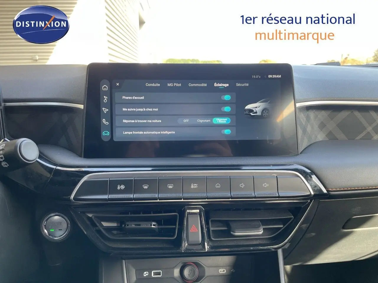 Vue intérieure centrée sur l’écran tactile et la console centrale du MG3 1.5L Hybrid+ 2025, finition noire.