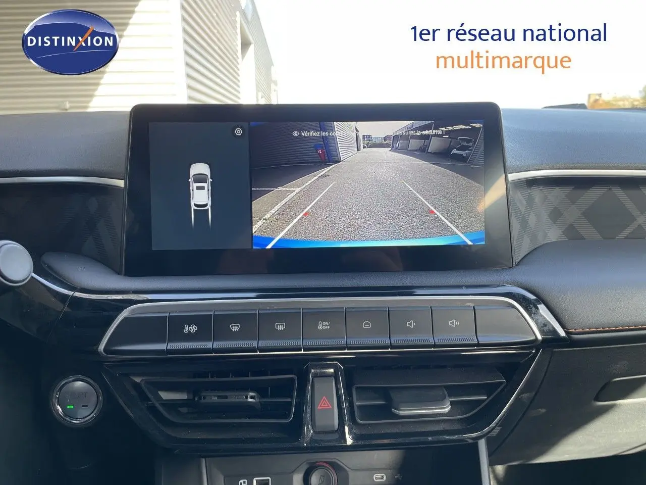 Vue rapprochée de la console centrale et écran tactile affichant la caméra de recul dans un MG3 2025 bleu COMO.