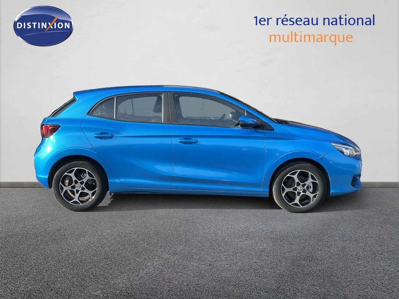 Vue de profil côté gauche d'une MG3 1.5L HYBRID+ 195CH Comfort en bleu Como Metal, avec jantes alliage distinctives.