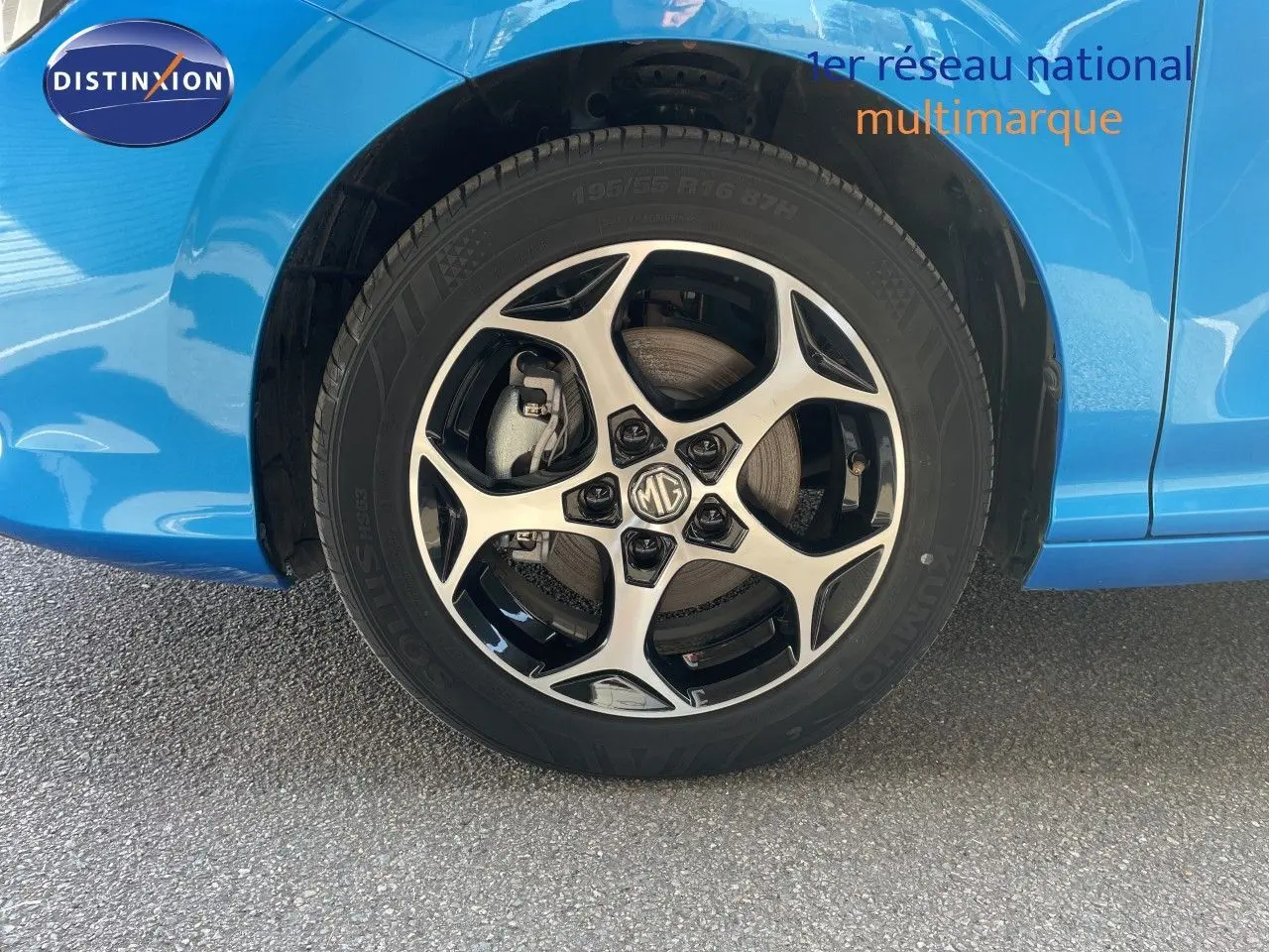 Gros plan sur la roue avant droite d'une MG3 2025 bleu Como Metal avec jante alliage noire et argentée.